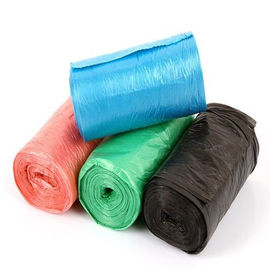 Pleins sacs de déchets biodégradables qui respecte l'environnement, sacs compostables faits sur commande de poubelle