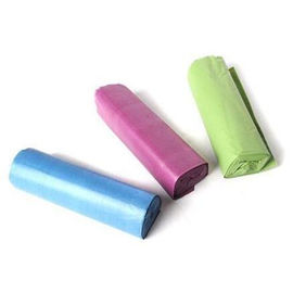 Pleins sacs de déchets biodégradables qui respecte l'environnement, sacs compostables faits sur commande de poubelle